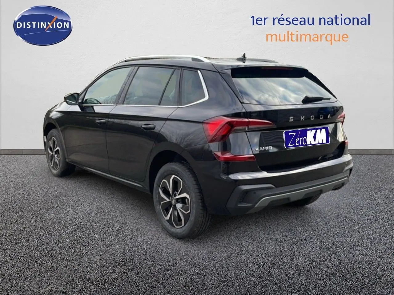 Vue 3/4 arrière droite d'un Skoda Kamiq noir magique métal 2025 avec feux LED et jantes alliage.