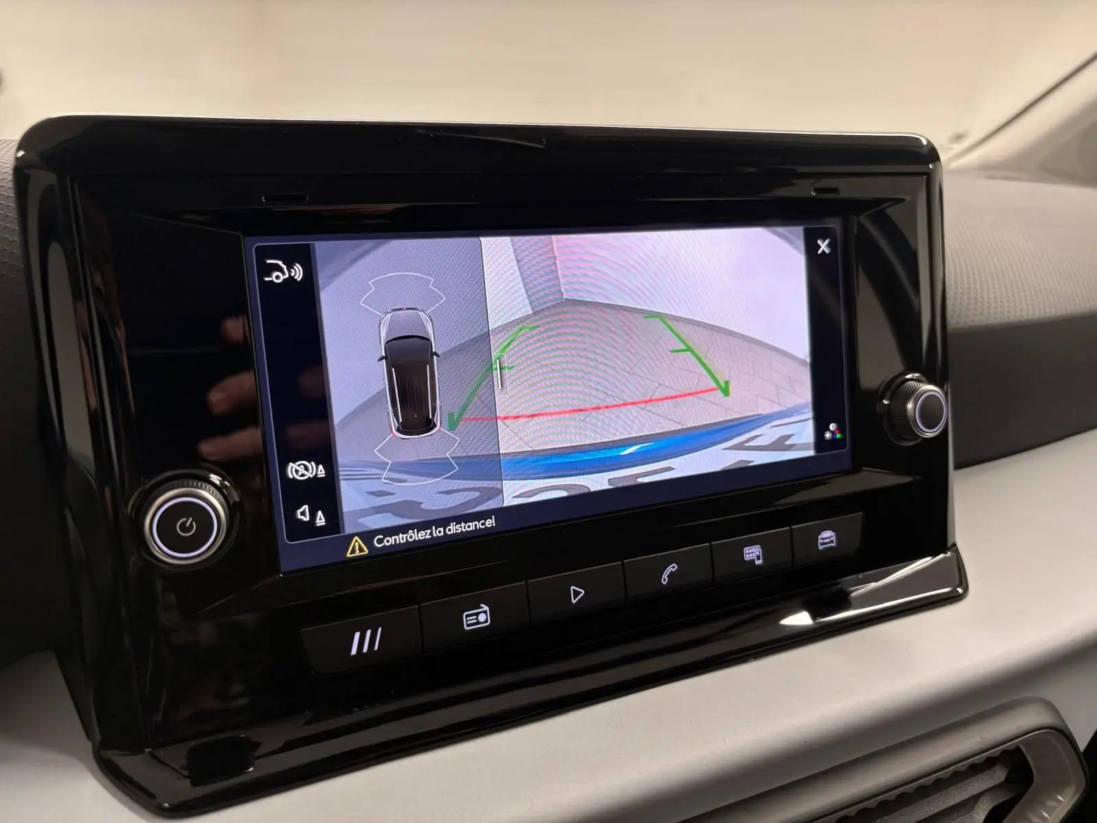 Écran central montrant la caméra de recul et l’aide au stationnement du SEAT Arona 2025, intérieur moderne noir et gris.