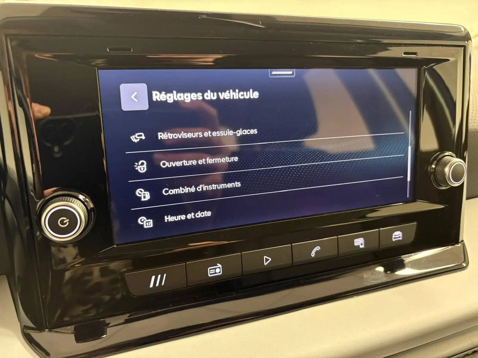 Écran tactile du système multimédia du SEAT Arona 2025 affichant le menu Réglages du véhicule, intérieur noir.