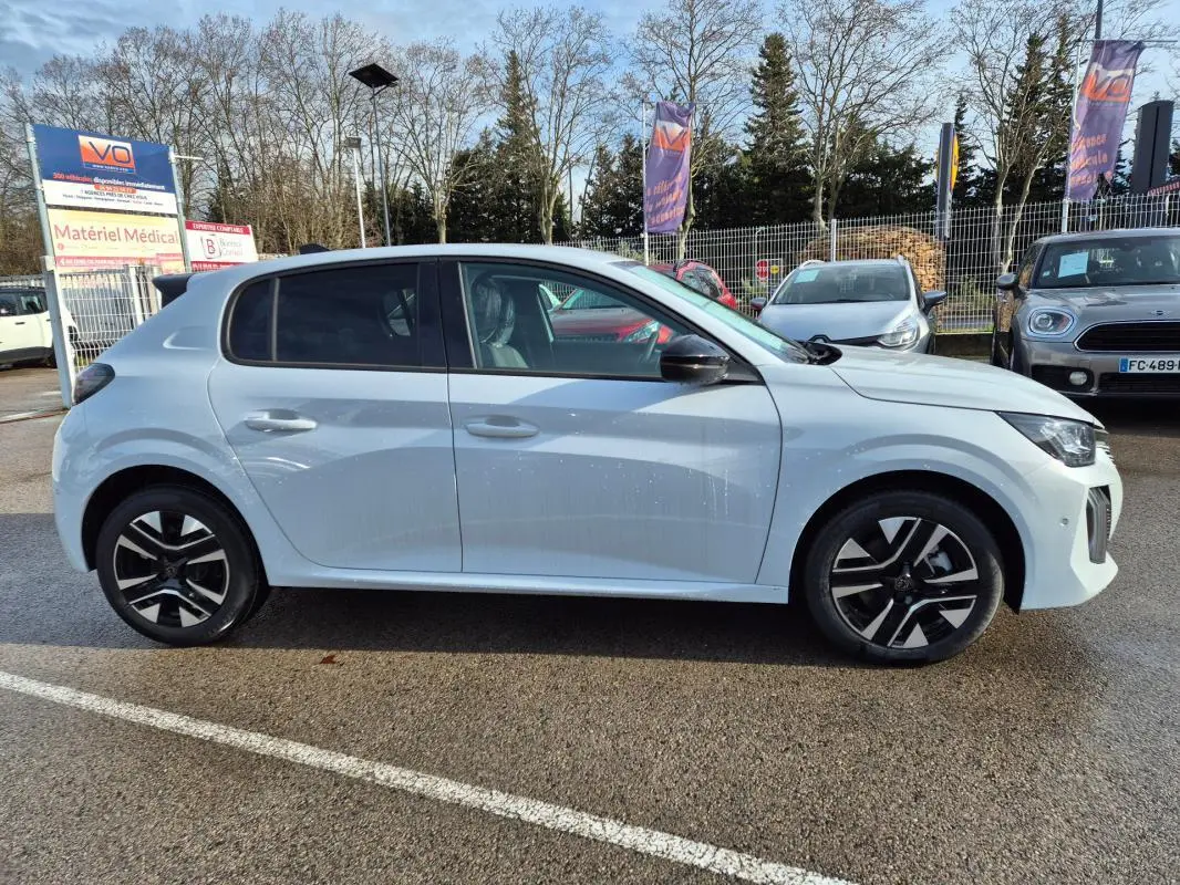 Peugeot 208 blanc vue de profil côté gauche, avec jantes alliage noires et détails modernes visibles.
