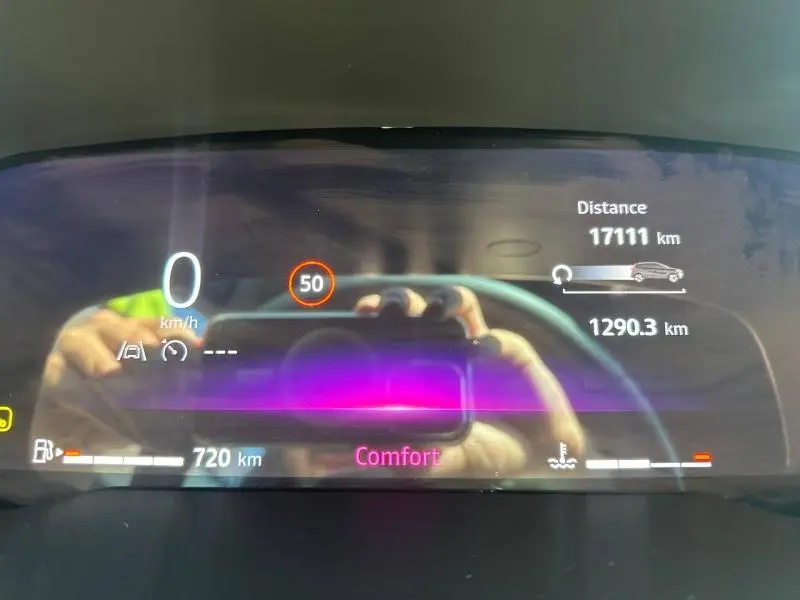 Affichage numérique du tableau de bord du Renault Captur 2025 en mode Confort, avec indication vitesse 0 km/h et autonomie 720 km.