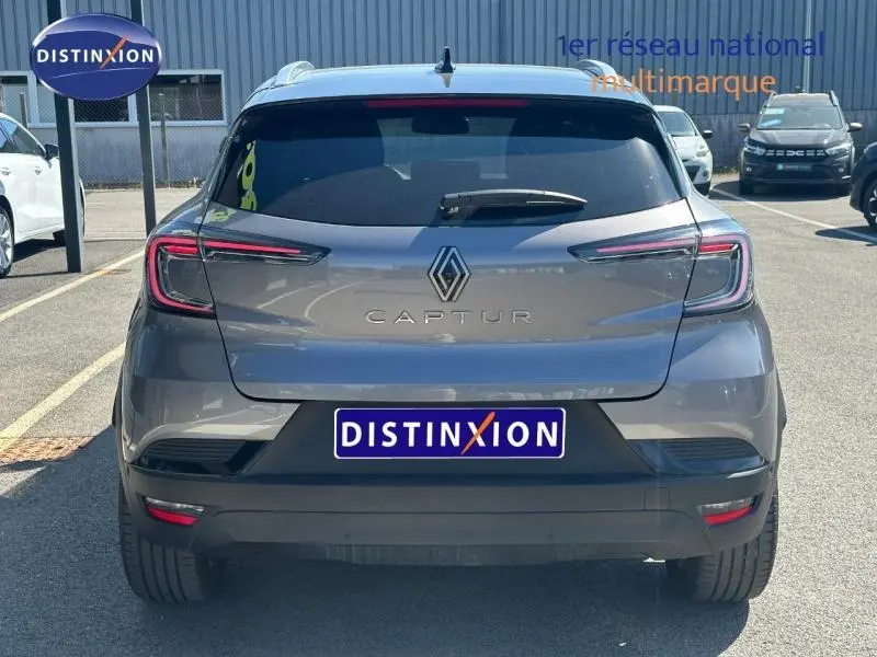 Vue arrière d'un Renault Captur 2025 gris Cassiopée métallisé avec feux arrière LED et lunette arrière surteintée.