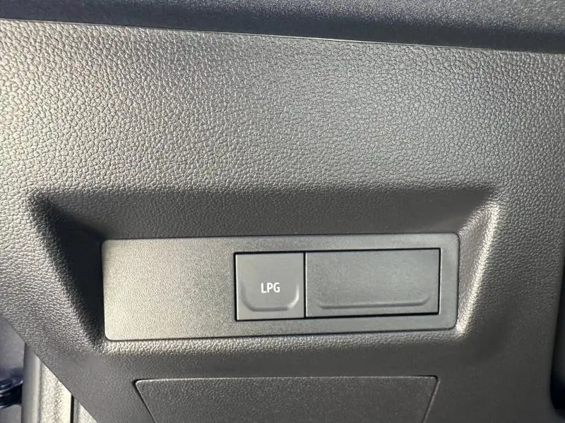 Détail intérieur montrant le bouton LPG sur la console noire du Renault Captur gris Cassiopée métallisé/Noir Etoilé.