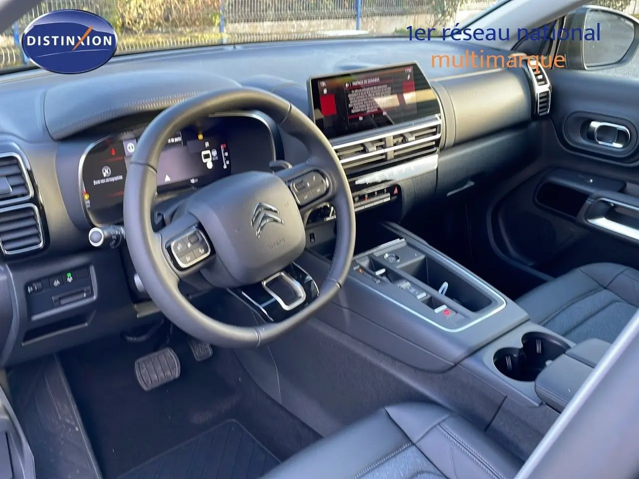 Vue intérieure côté conducteur du Citroën C5 Aircross 2025 noir Perla Metal, avec tableau de bord numérique et console centrale moderne.