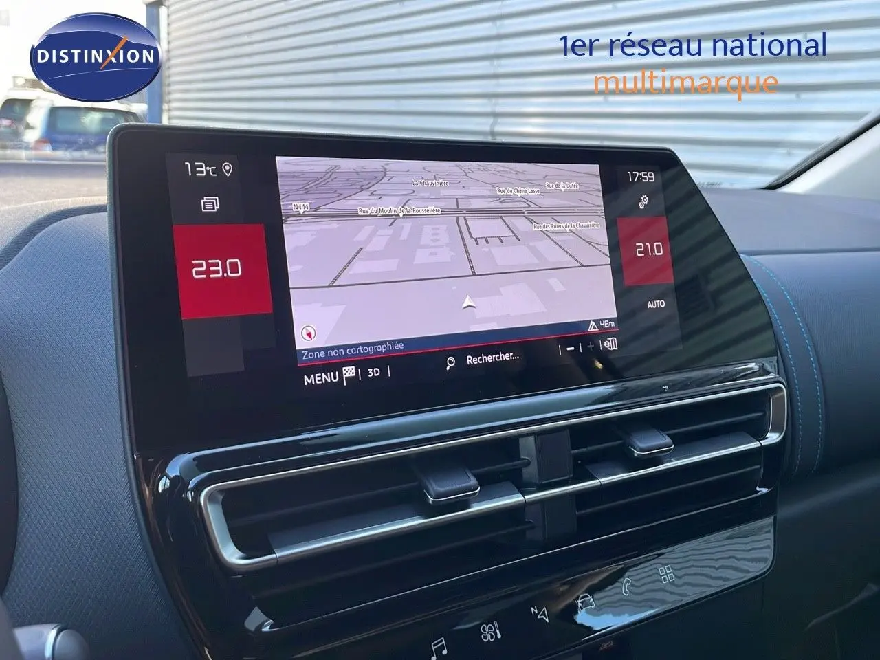 Vue rapprochée de l’écran tactile central avec navigation et commandes de climatisation du Citroën C5 Aircross noir.