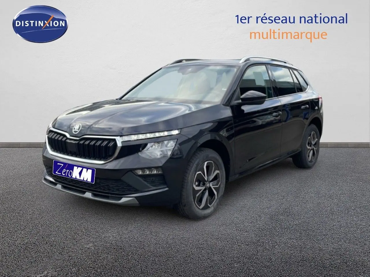 Vue 3/4 avant d'un Skoda Kamiq noir magique métal 2025 avec jantes alliage et calandre chromée.