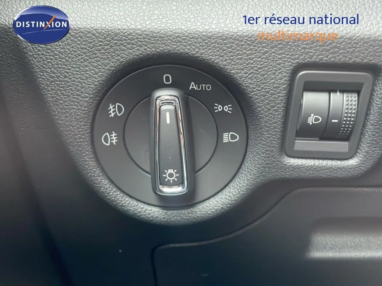 Détail du sélecteur de phares sur tableau de bord noir d’un Skoda Kamiq 2025 finition Selection.