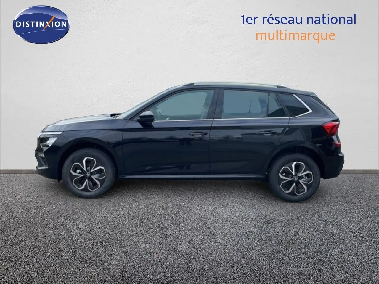 Profil latéral droit d'un Skoda Kamiq noir magique métal 2025, mettant en valeur ses jantes alliage et lignes modernes.