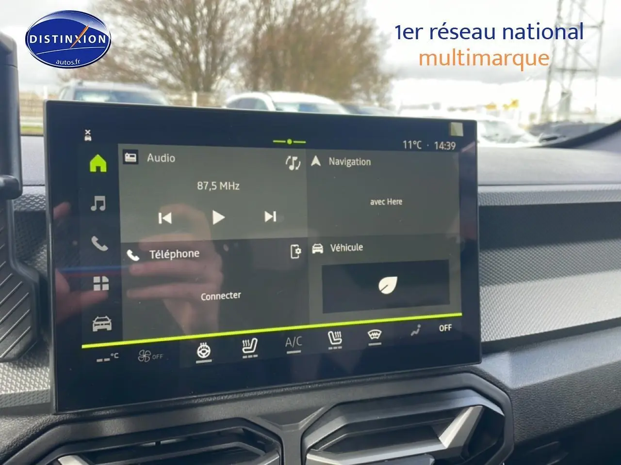 Écran tactile central du tableau de bord du Dacia Duster 2026, avec affichage audio et navigation.