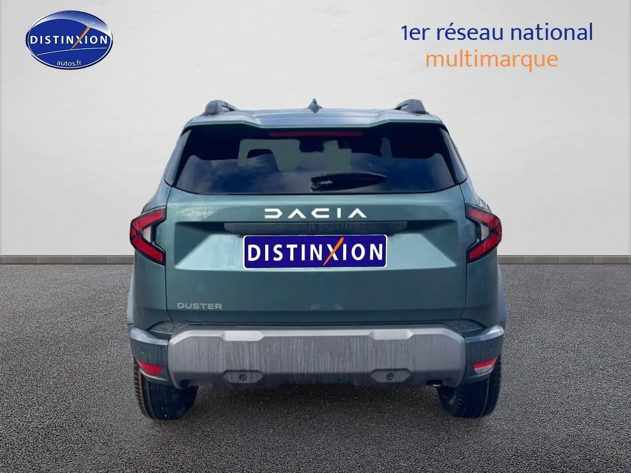 Vue arrière d'un Dacia Duster 2026 vert cèdre avec barres de toit et lunette arrière surteintée.