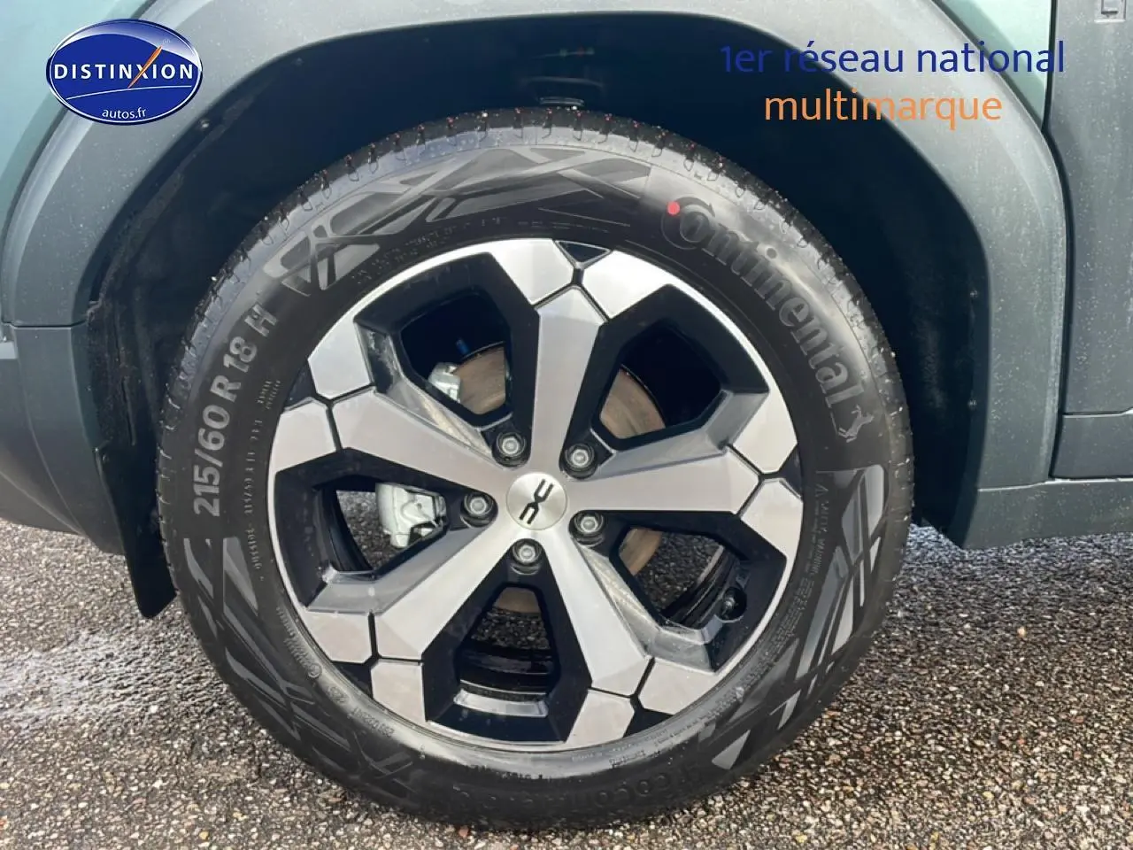Gros plan sur la roue avant gauche du Dacia Duster 2026 vert cèdre avec jante alu au design moderne.