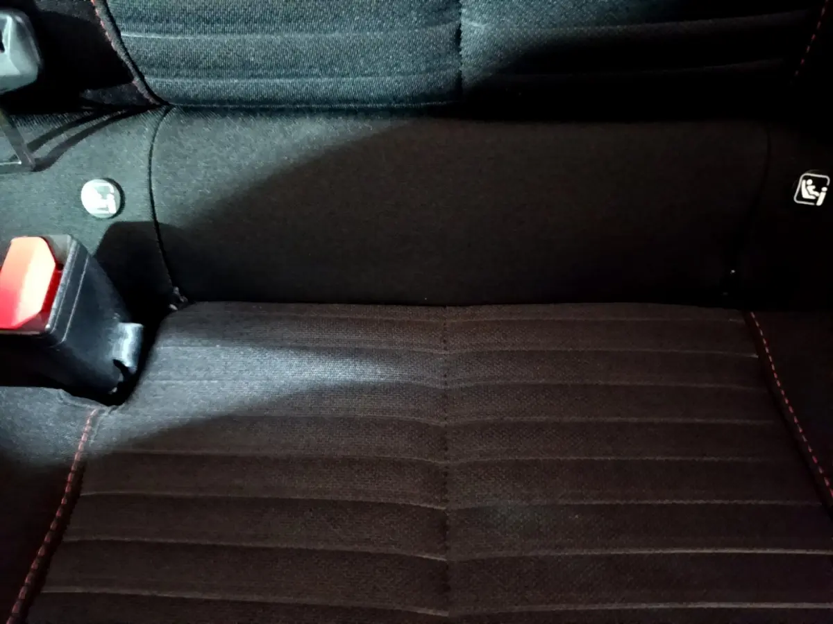 Gros plan sur la banquette arrière noire avec surpiqûres rouges du Peugeot 2008 PureTech 100 S&S ACTIVE BUSINESS 2021.