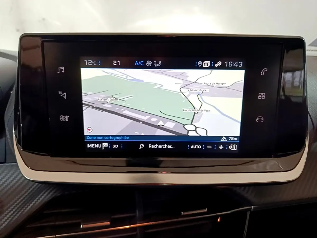 Écran tactile central affichant la navigation GPS dans l’habitacle du Peugeot 2008 gris clair, vue de face.