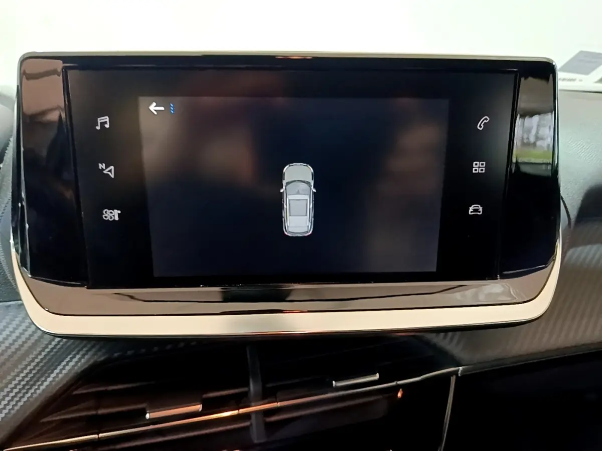 Écran tactile central affichant la vue aérienne du véhicule Peugeot 2008 PureTech 100, intérieur noir et beige.