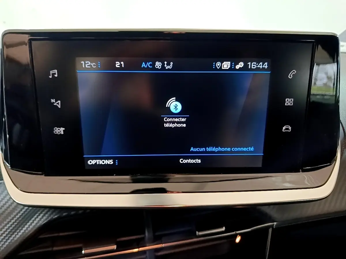 Écran tactile central du tableau de bord du Peugeot 2008 gris clair, affichant la connexion Bluetooth téléphone.