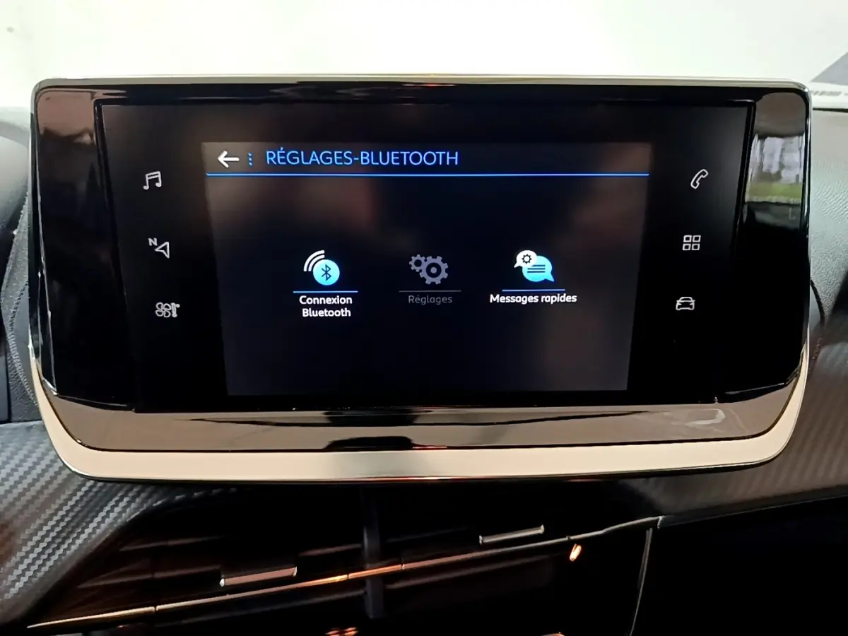 Écran tactile central noir affichant les réglages Bluetooth dans l’habitacle du Peugeot 2008 gris clair.