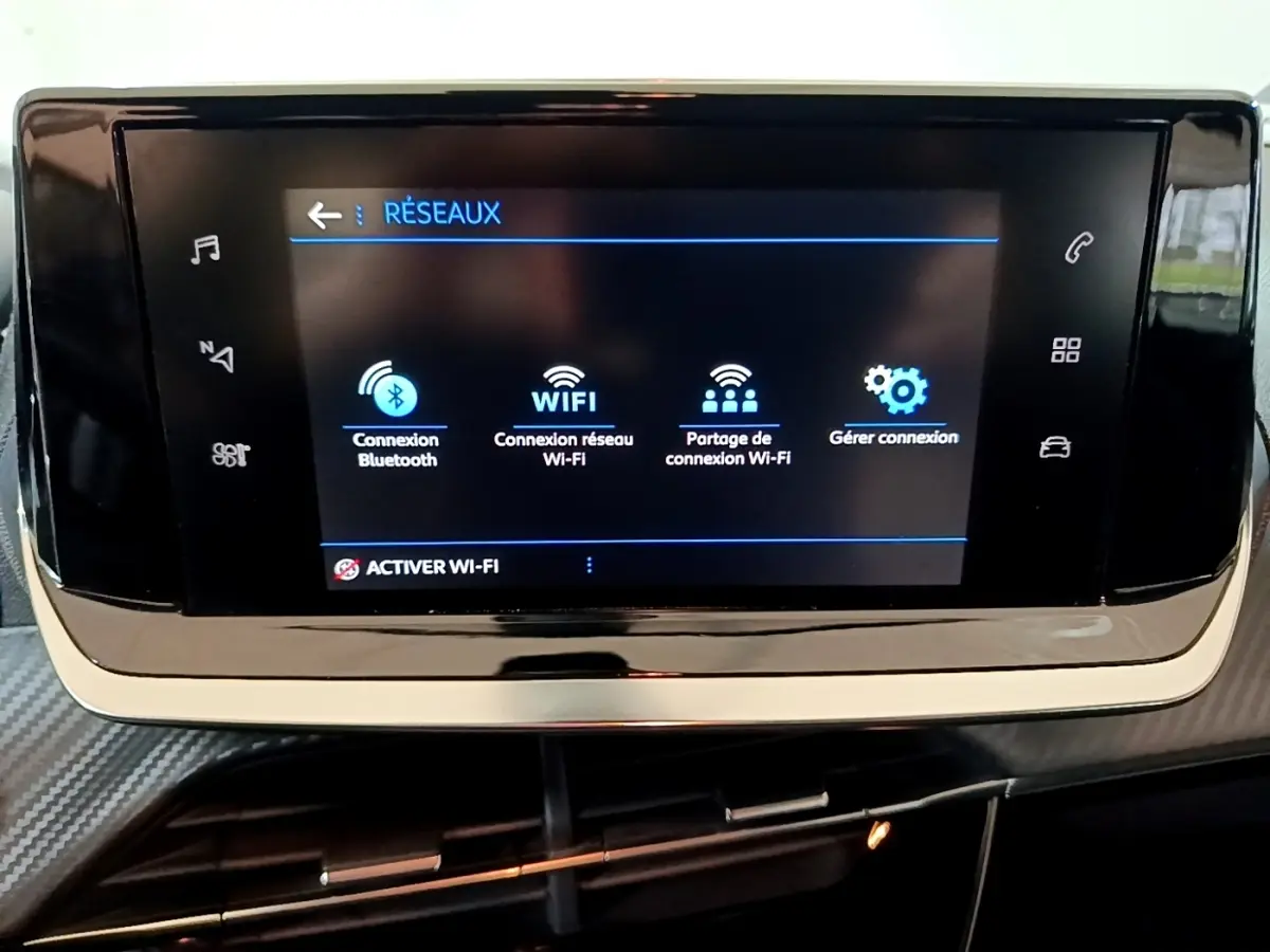 Écran tactile central affichant les options de connexion Wi-Fi et Bluetooth dans l’habitacle du Peugeot 2008 gris clair.