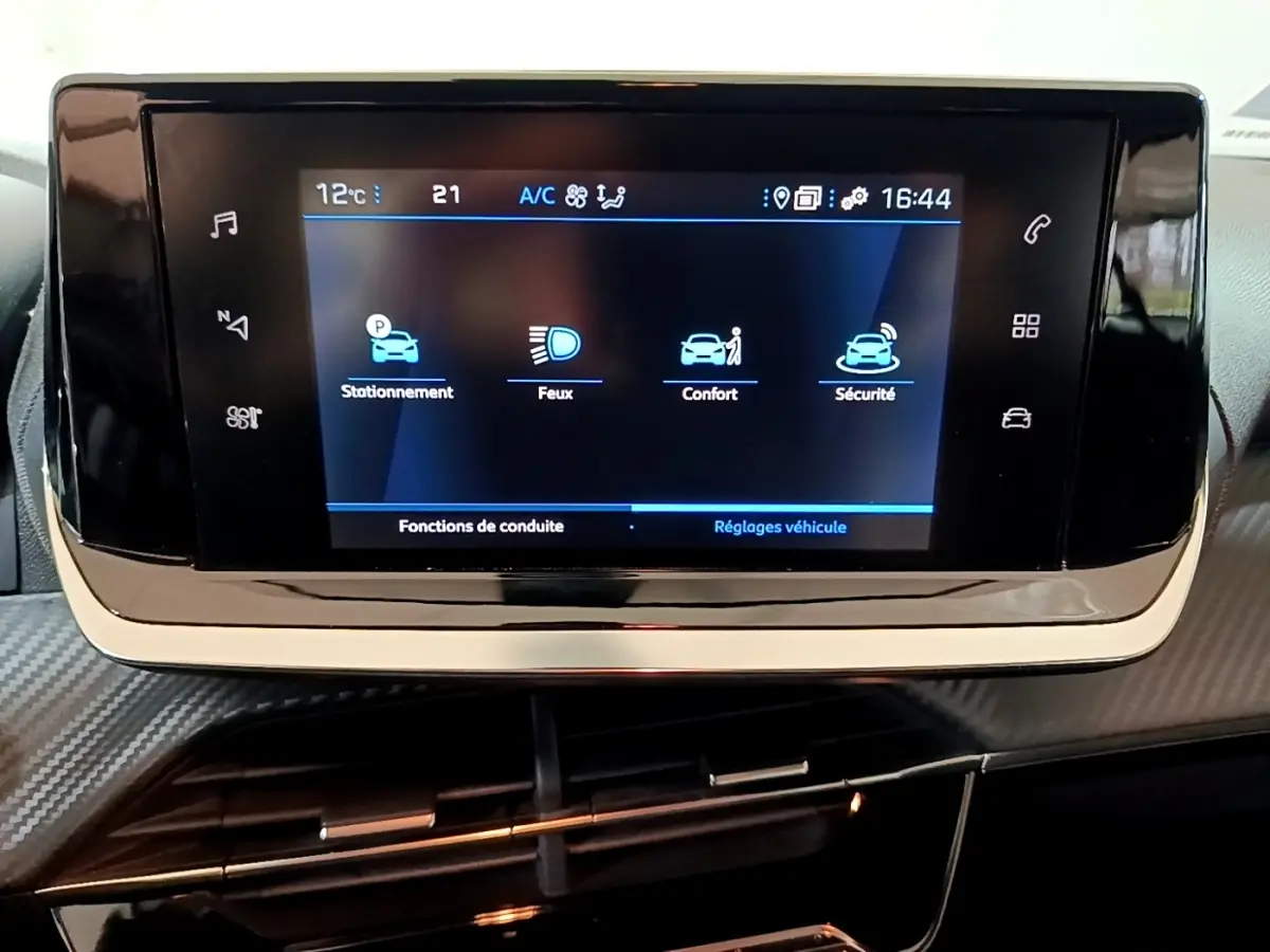 Écran tactile central du tableau de bord du Peugeot 2008 gris clair, affichant les réglages véhicule.