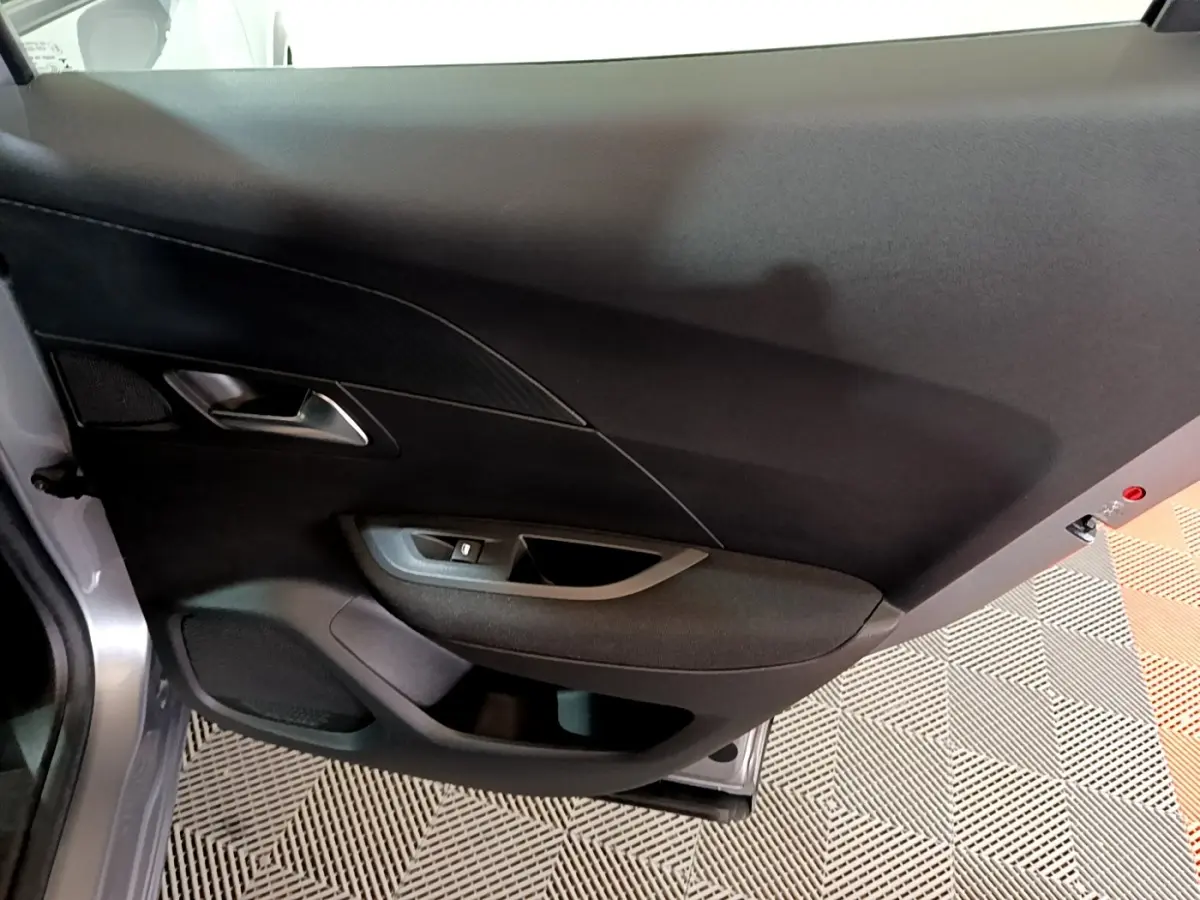 Vue rapprochée de la porte intérieure côté gauche gris clair du Peugeot 2008 PureTech 100 S&S ACTIVE BUSINESS 2021.