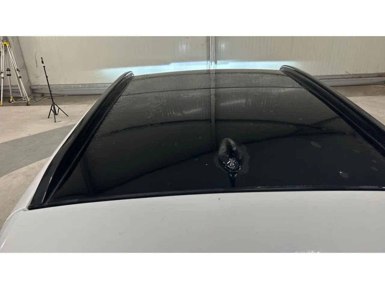 Toit panoramique noir brillant sur KIA SPORTAGE blanc 2022 GT-line Premium vu de dessus