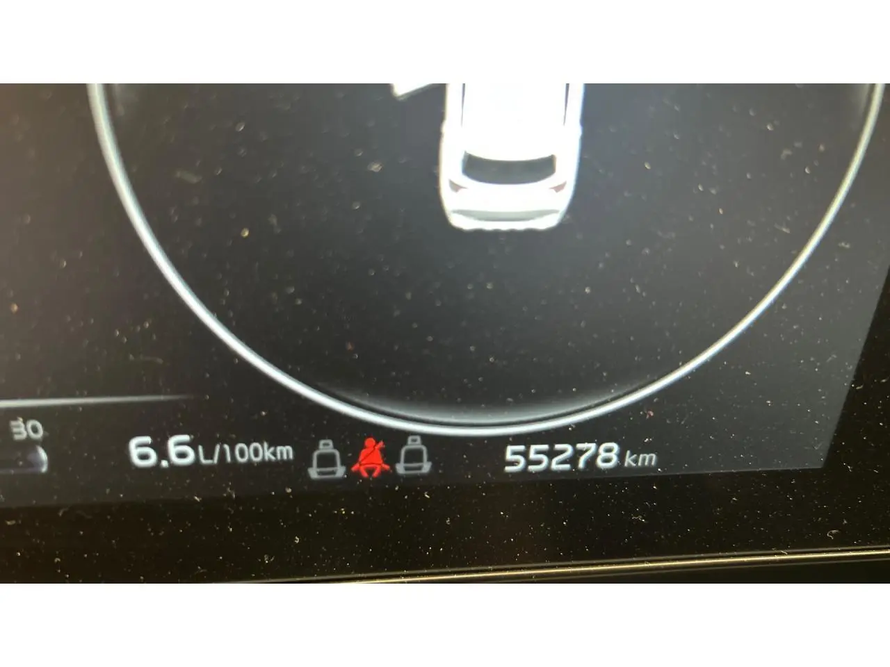 Affichage numérique du tableau de bord du Kia Sportage blanc 2022, indiquant consommation et kilométrage.