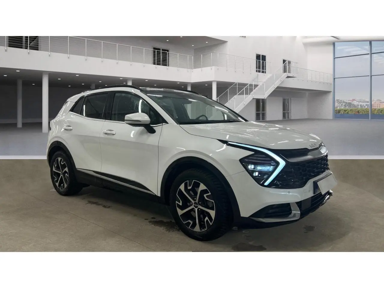 KIA SPORTAGE hybride blanc vue 3/4 avant droit avec toit noir et jantes alliage 18 pouces dans un intérieur moderne