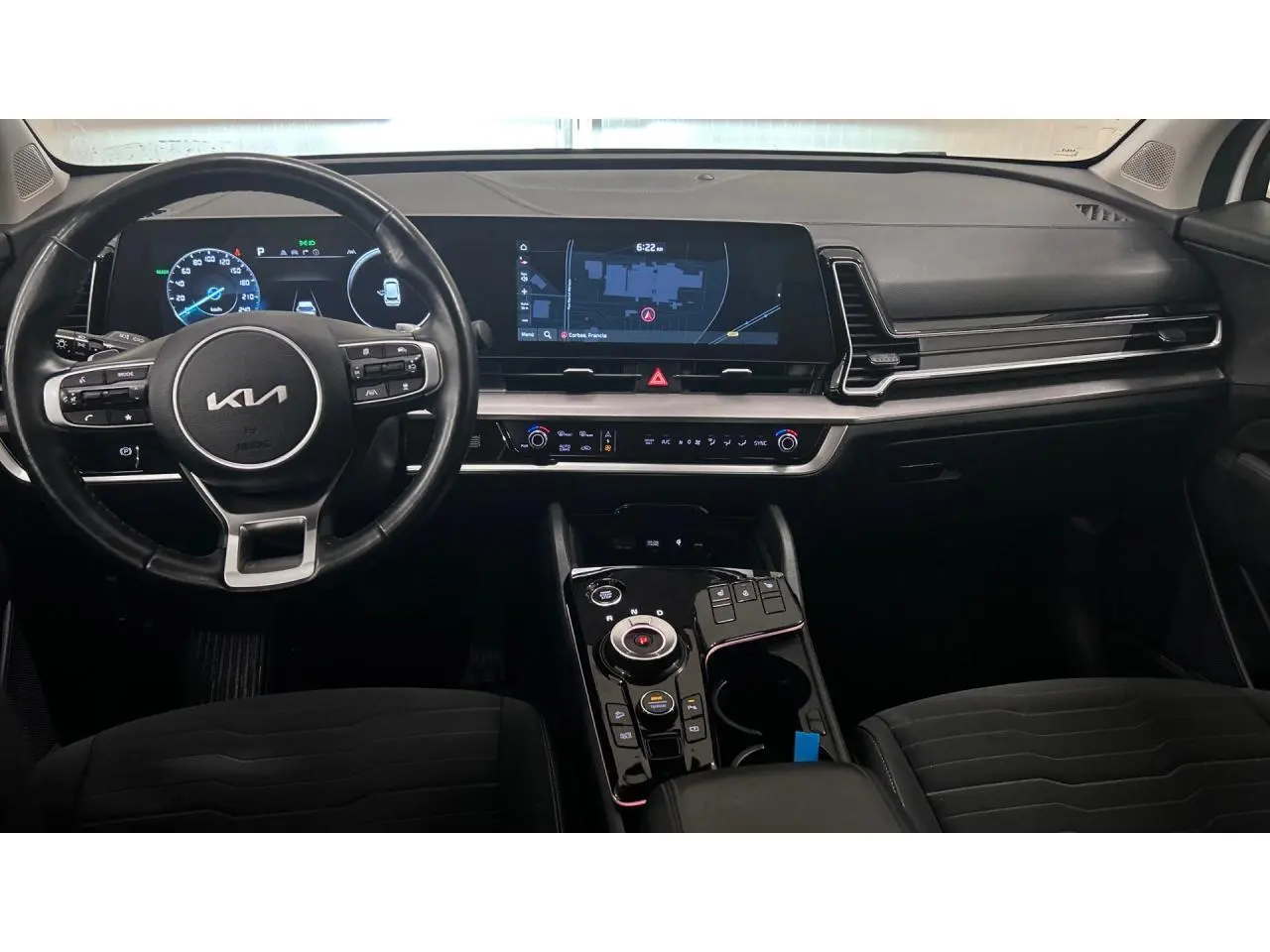 Intérieur du Kia Sportage 2022 GT-line Premium, vue frontale du tableau de bord noir avec écran tactile 12,3 pouces.