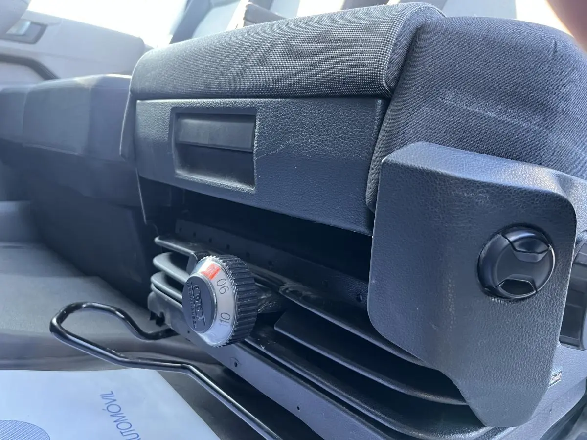 Détail de la banquette double noire avec réglage et rangement sous assise dans le Volkswagen Crafter Fourgon blanc.