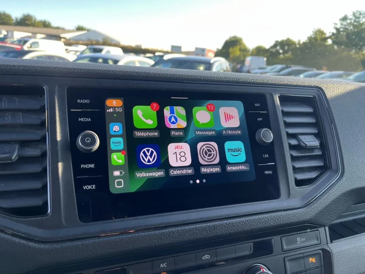 Écran tactile central du tableau de bord du Volkswagen Crafter blanc, affichant les applications connectées.