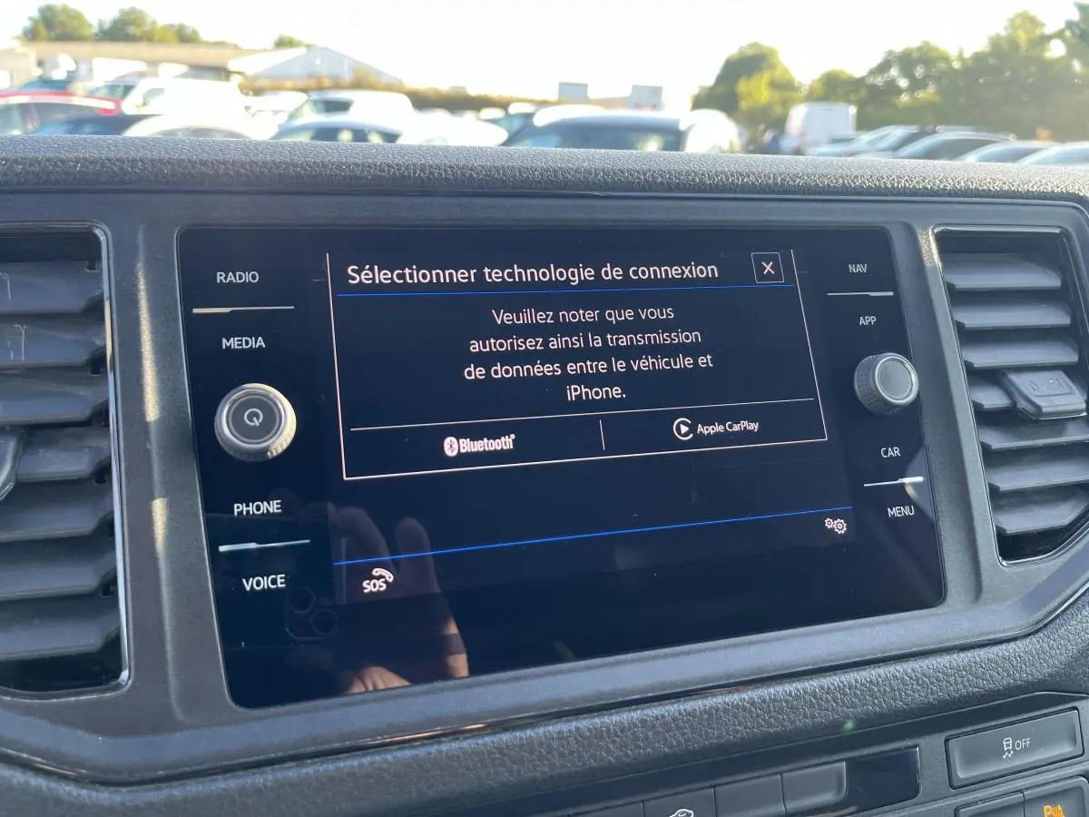Écran tactile central du Volkswagen Crafter blanc, affichant la sélection de connexion Bluetooth et Apple CarPlay.