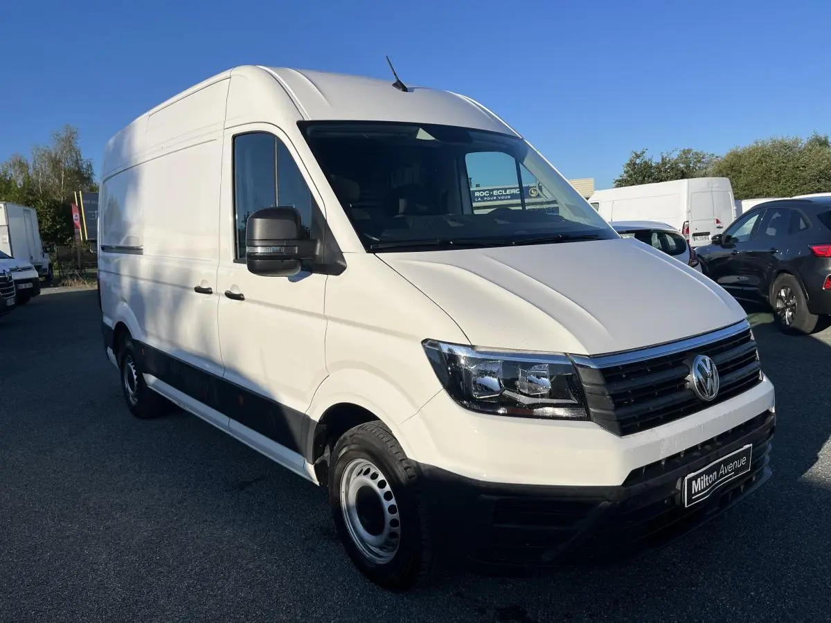Volkswagen Crafter fourgon blanc vu en 3/4 avant droit avec calandre noire et jantes acier argentées.