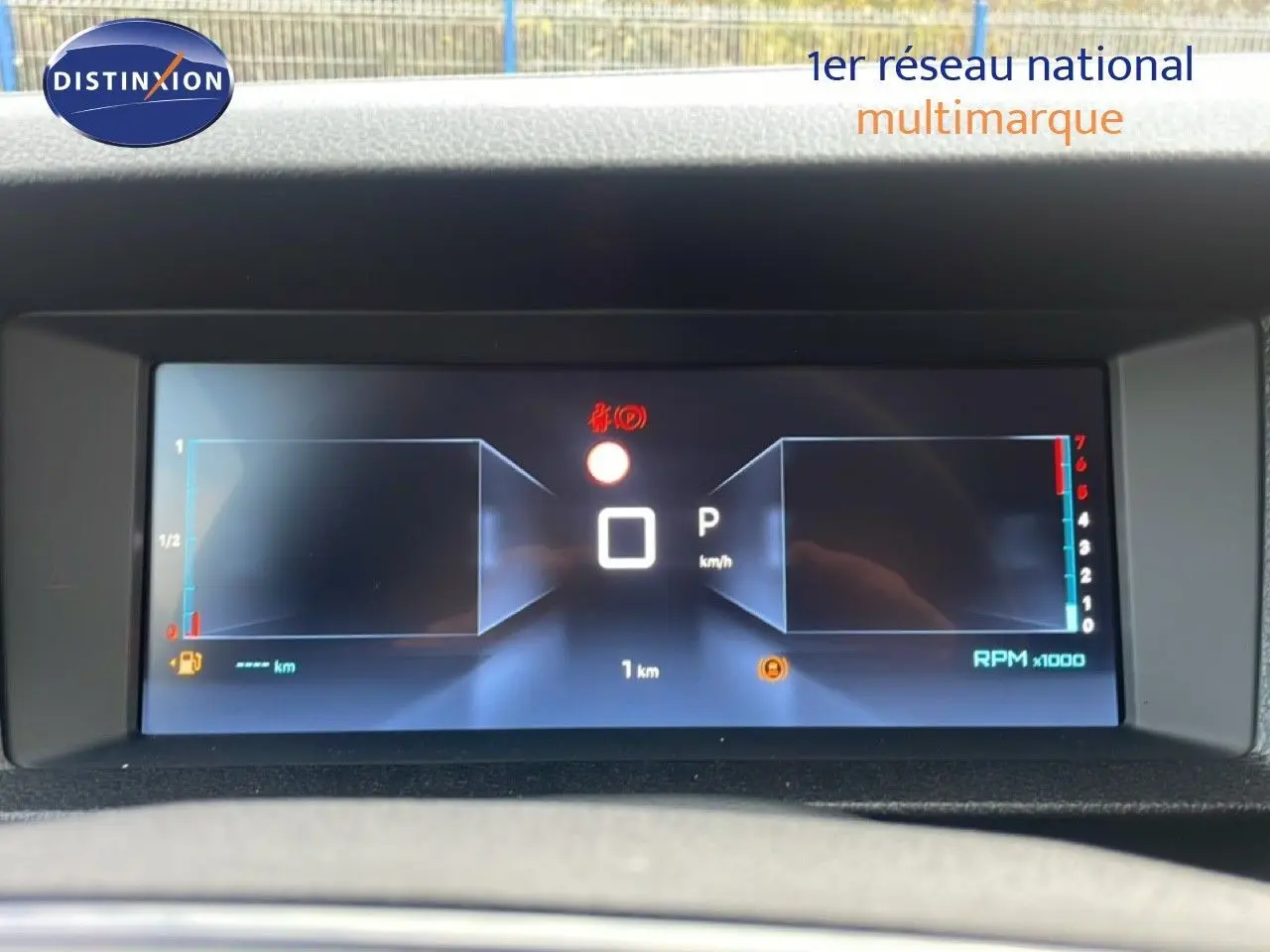 Tableau de bord numérique du Citroën Jumpy gris titane, affichant vitesse, régime moteur et alertes au centre.