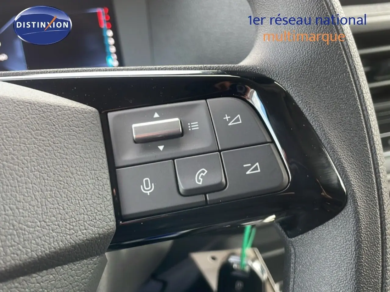 Détail des commandes au volant côté gauche du Citroën Jumpy gris titane, avec boutons de volume et appel.