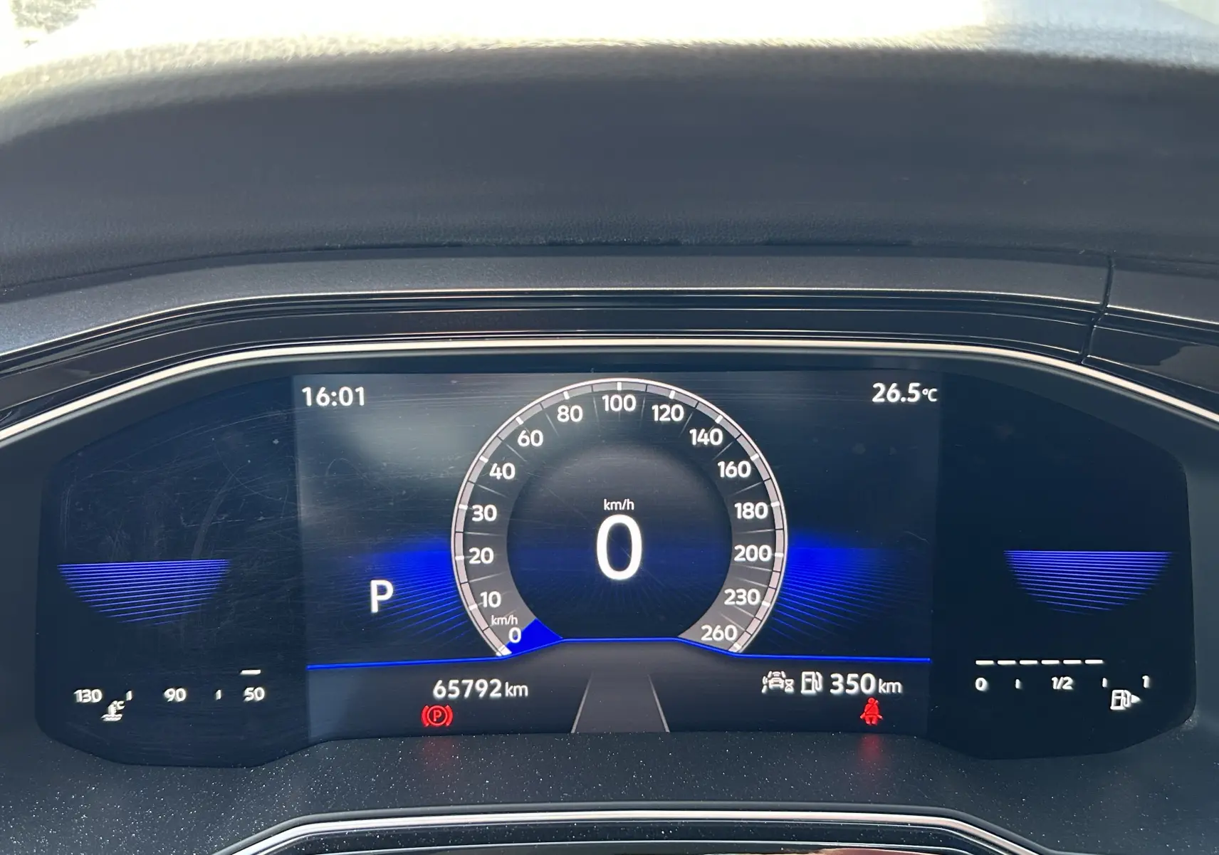 Tableau de bord numérique du Volkswagen Taigo TSI 110 DSG7 Style 2022 affichant vitesse à 0 km/h et température extérieure 26,5°C.