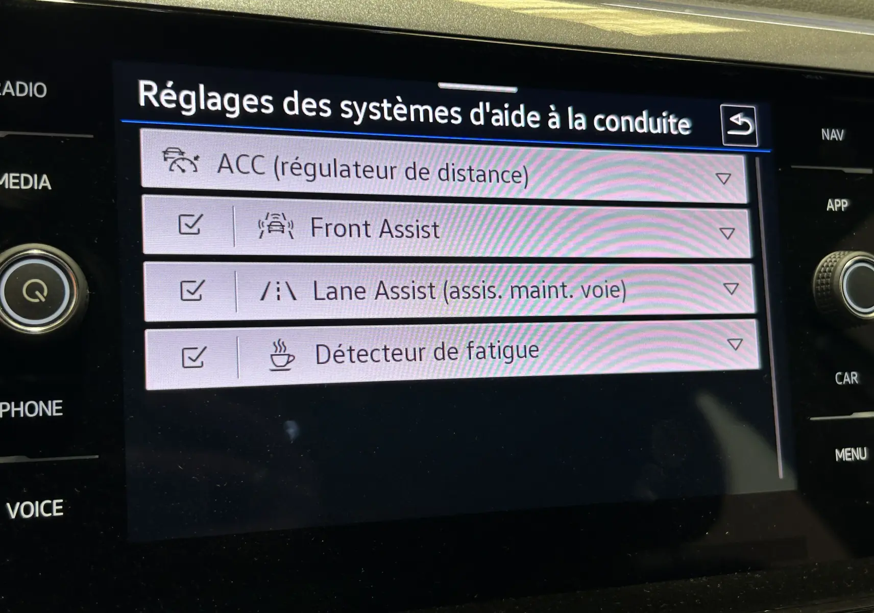 Écran tactile intérieur affichant les réglages des aides à la conduite du Volkswagen Taigo TSI 110 DSG7 Style.