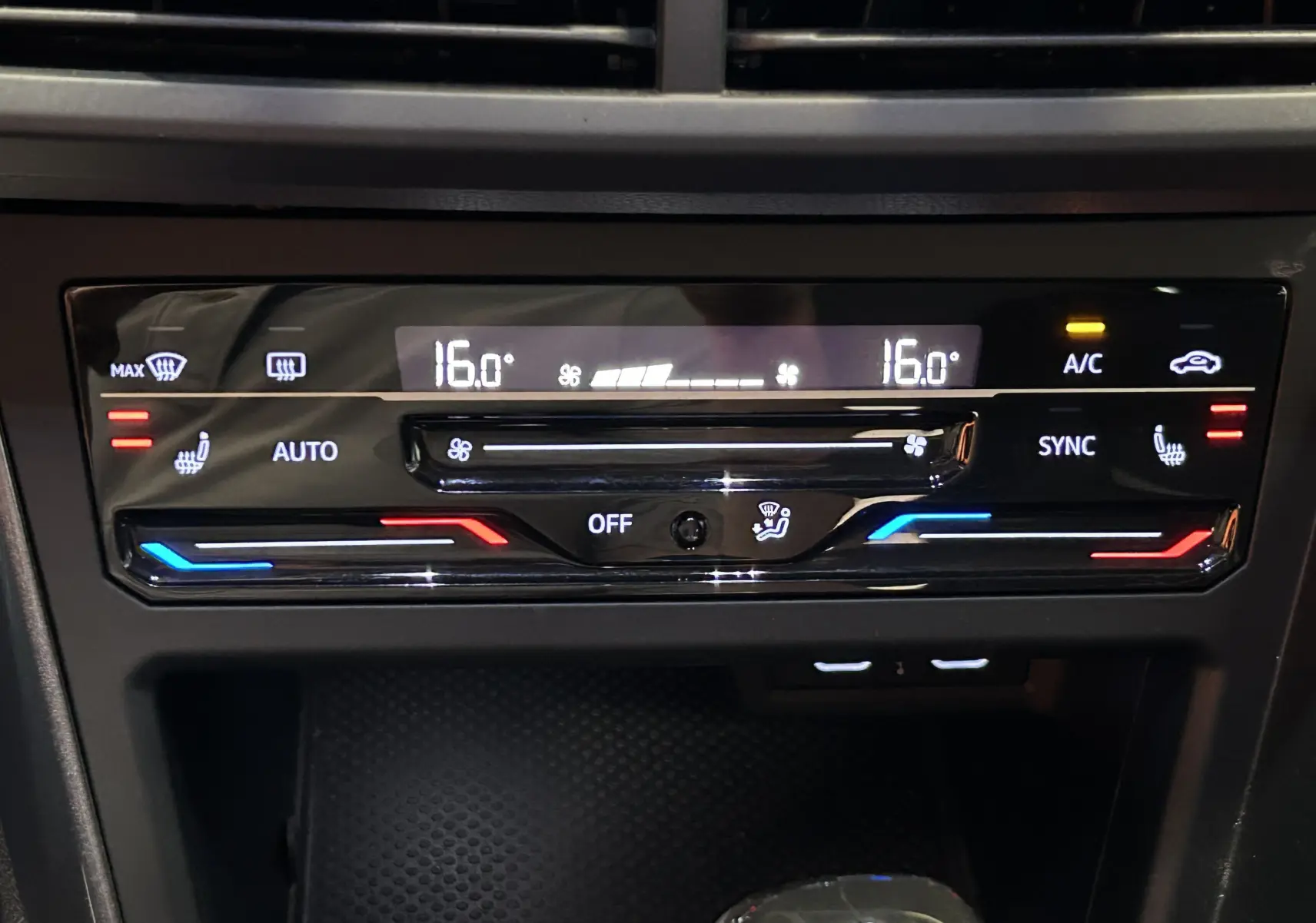 Panneau de climatisation digital avec réglages à 16°C et commandes tactiles dans Volkswagen Taigo blanc Pur 2022.