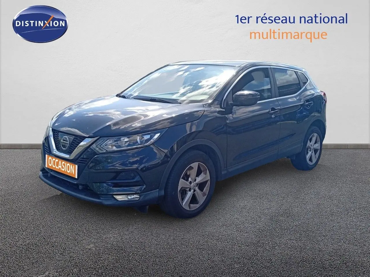 Nissan Qashqai noir métal en 3/4 avant droit avec jantes alliage et calandre chromée, sur fond neutre.