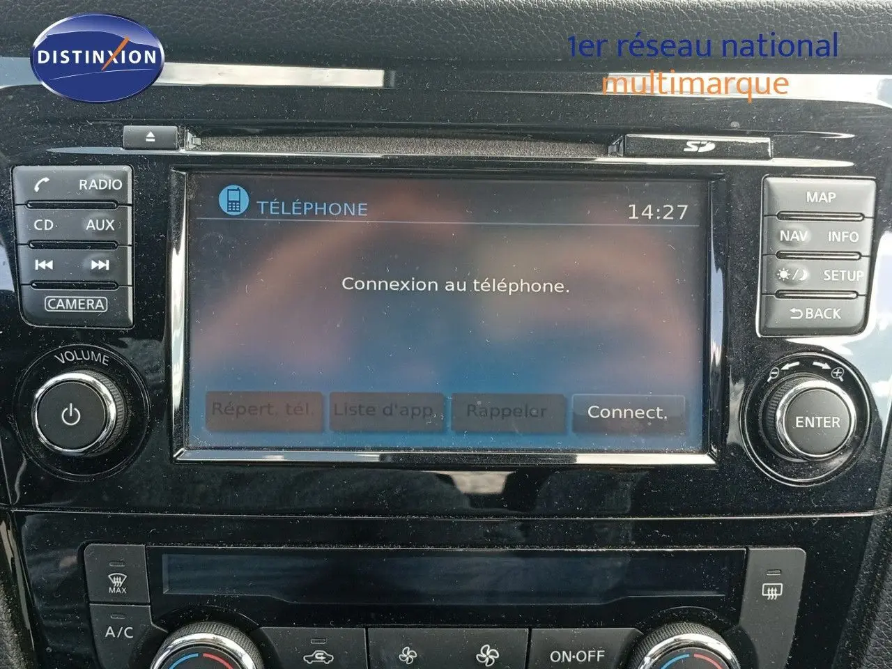 Écran tactile central du Nissan Qashqai noir métal 2018 affichant la connexion au téléphone, entouré de commandes audio et climatisation.