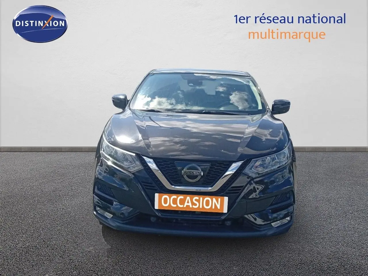 Vue de face d'un Nissan Qashqai noir métal 2018 avec plaque "OCCASION" et calandre chromée distinctive.