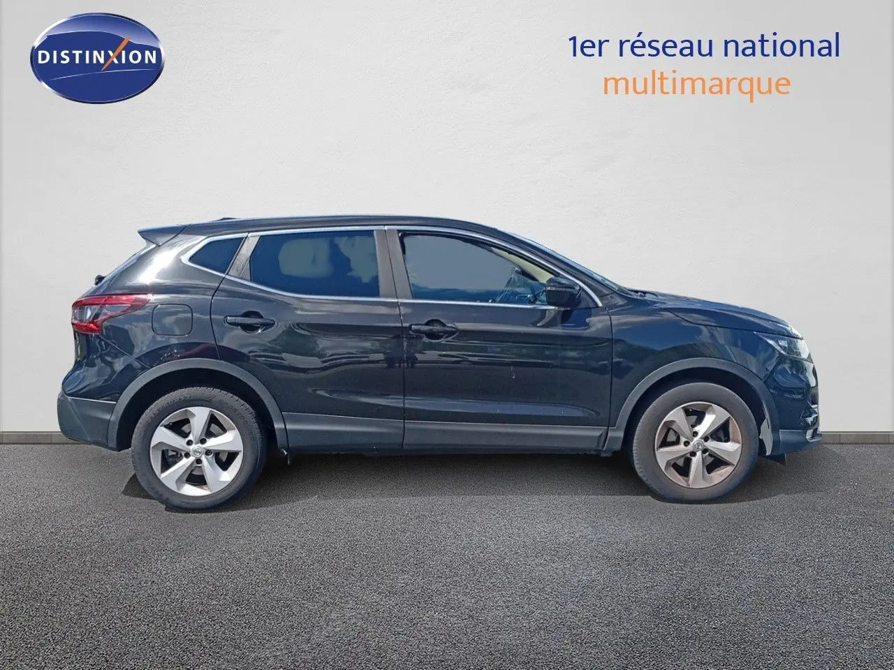 Profil côté droit du Nissan Qashqai noir métal 2018, version 1.2 DIG-T Acenta Xtronic essence avec jantes alliage.