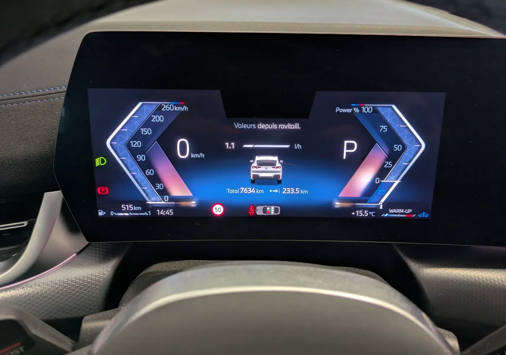 Gros plan sur le volant cuir noir de la BMW X2 sDrive blanc alpin, avec commandes multifonctions et tableau de bord numérique.