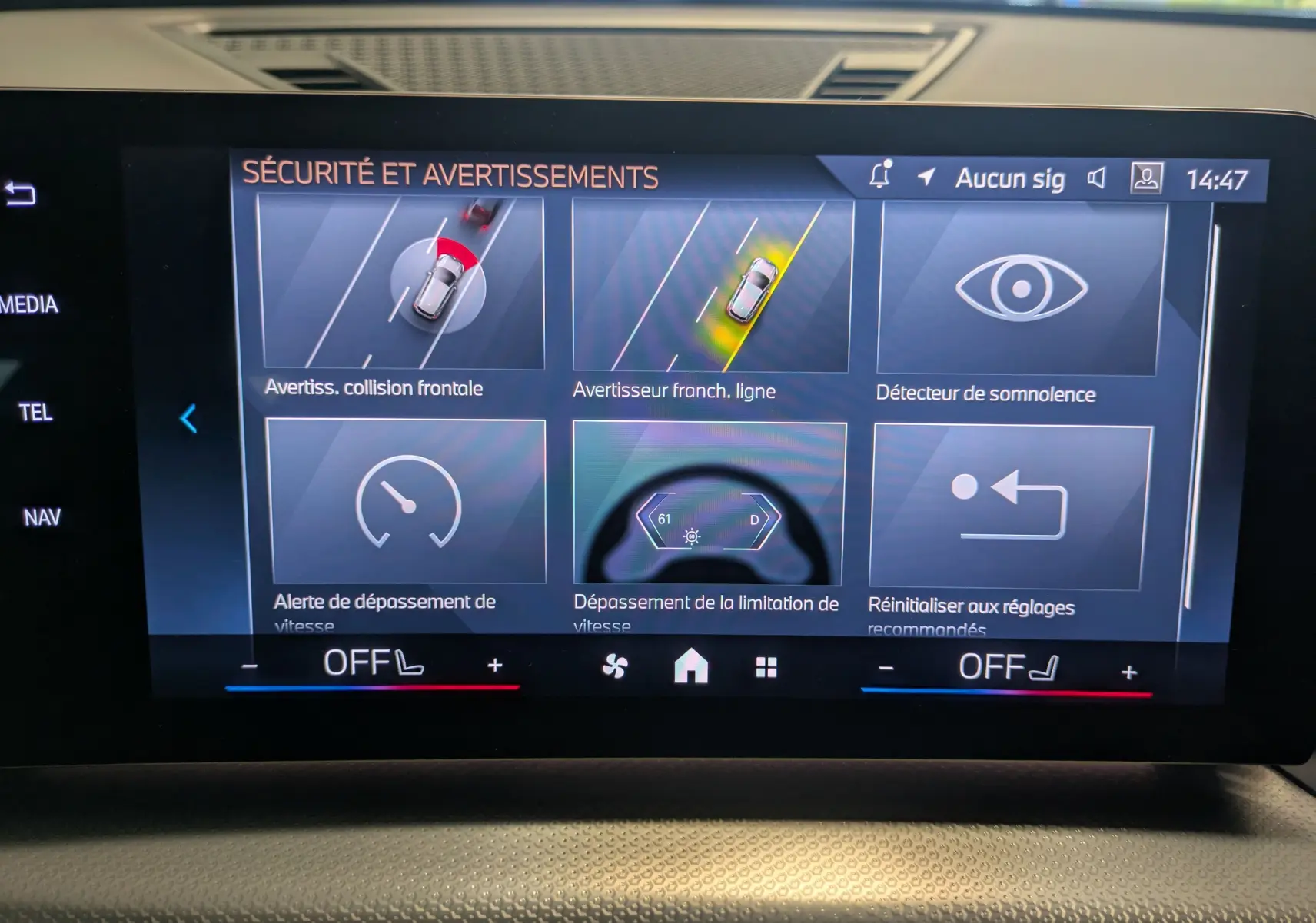 Écran tactile du tableau de bord luxe du BMW X2 sDrive blanc, affichant le menu des réglages du véhicule.