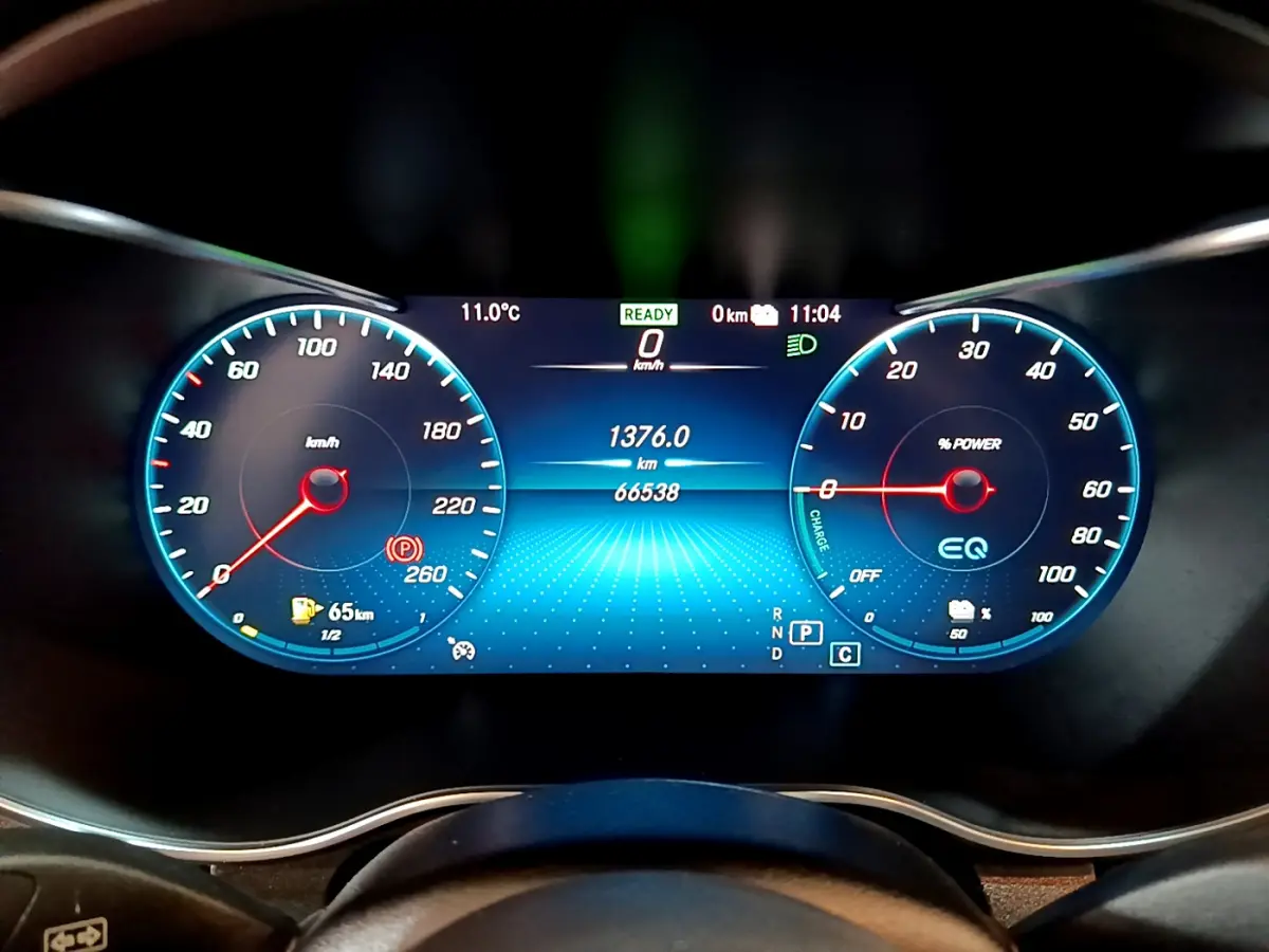 Gros plan sur le tableau de bord numérique bleu du Mercedes GLC 300 E AMG Line 2021, affichant vitesse et puissance.