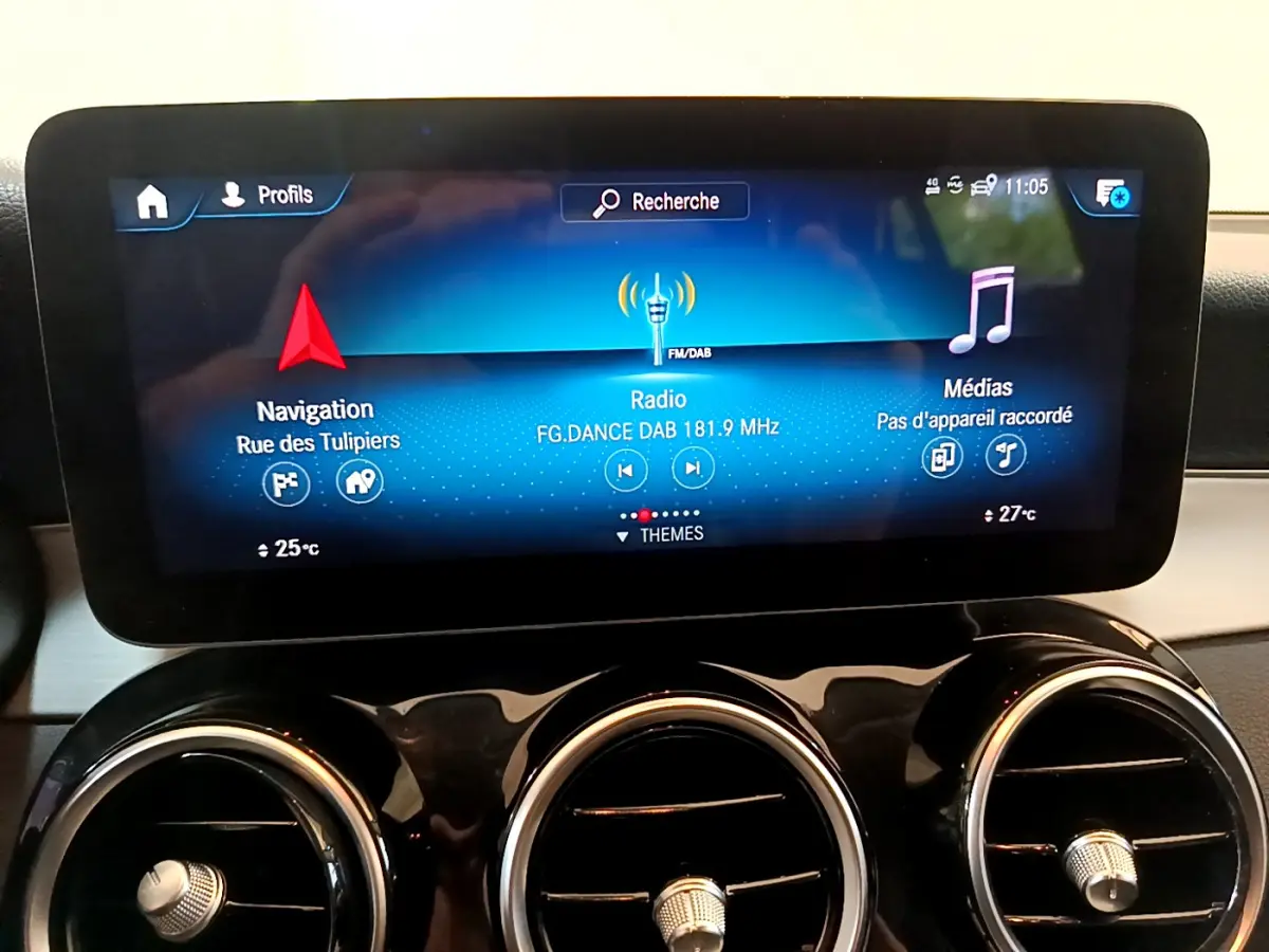 Écran tactile central affichant navigation, radio et médias dans le tableau de bord du Mercedes GLC 300 E AMG Line 2021.