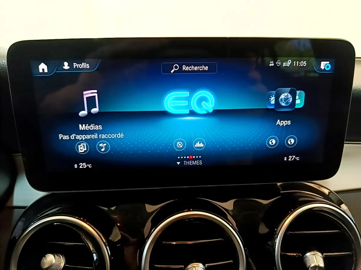 Écran tactile central affichant l'interface multimédia EQ du Mercedes GLC 300 E AMG Line 2021 en intérieur.