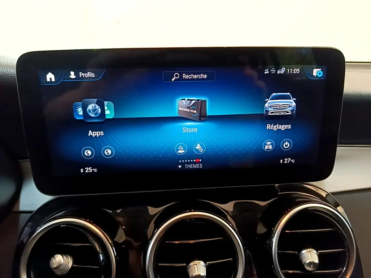 Écran tactile central du tableau de bord du Mercedes GLC 300 E AMG Line 2021, affichage des applications et réglages.