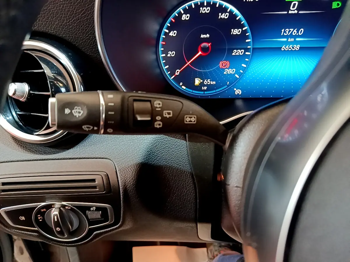 Vue rapprochée du tableau de bord noir du Mercedes GLC 300 E AMG Line 2021, affichage numérique et commande d'essuie-glace.