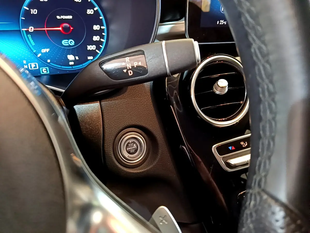 Détail intérieur du tableau de bord du Mercedes GLC 300 E AMG Line 2021, avec bouton démarrage et levier de vitesses.