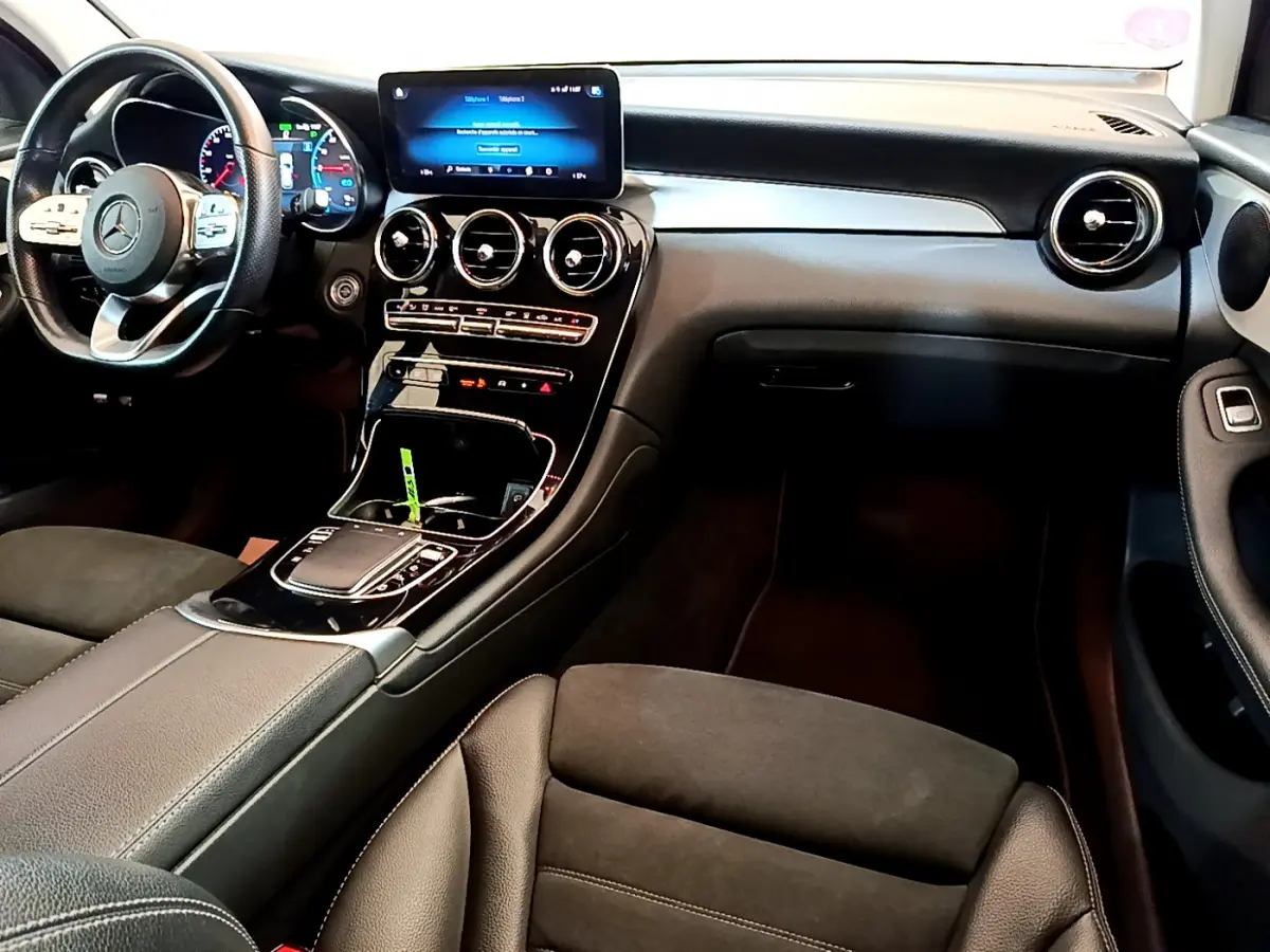 Intérieur du Mercedes GLC 300 E AMG Line 2021, vue côté conducteur, tableau de bord noir avec écran tactile central.