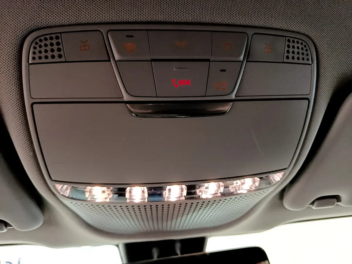 Plafonnier intérieur avec commandes SOS et éclairage LED du Mercedes GLC 300 E AMG Line hybride rechargeable 2021